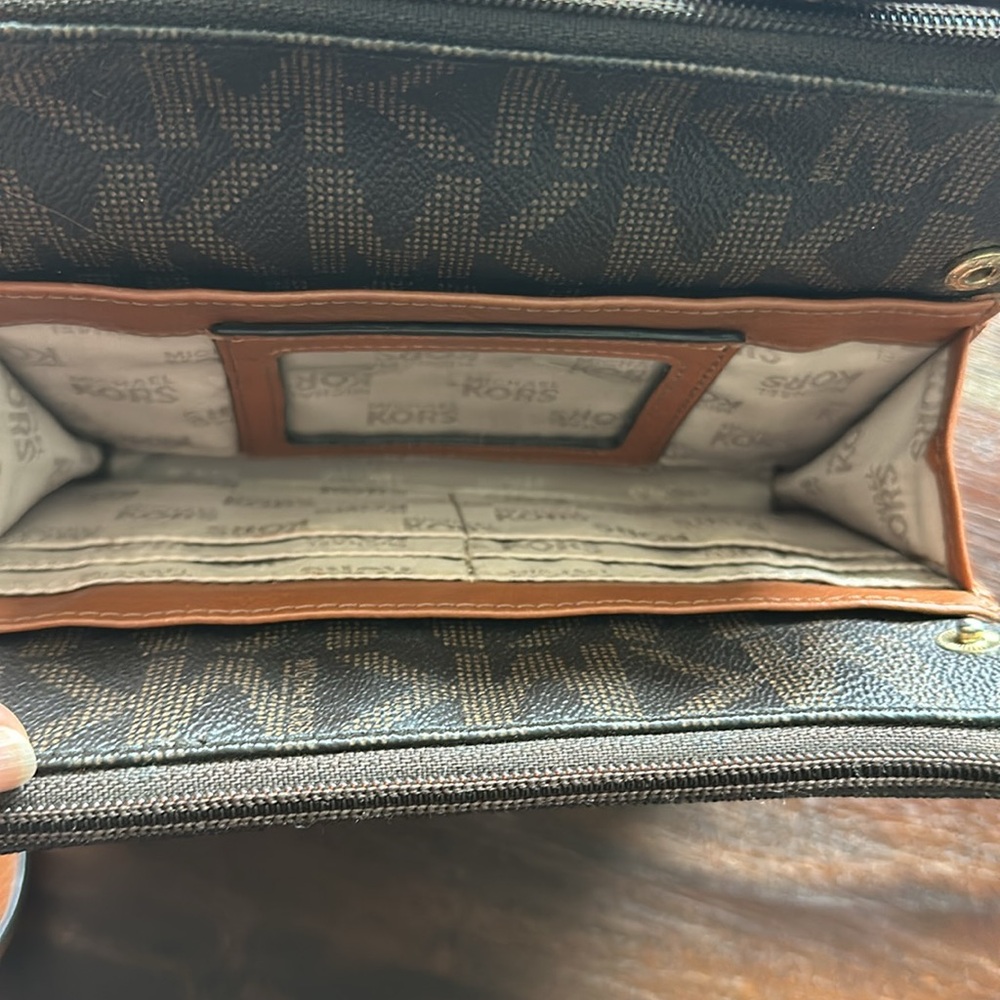 Micheal Kors Crossbody - Picture 4 of 7